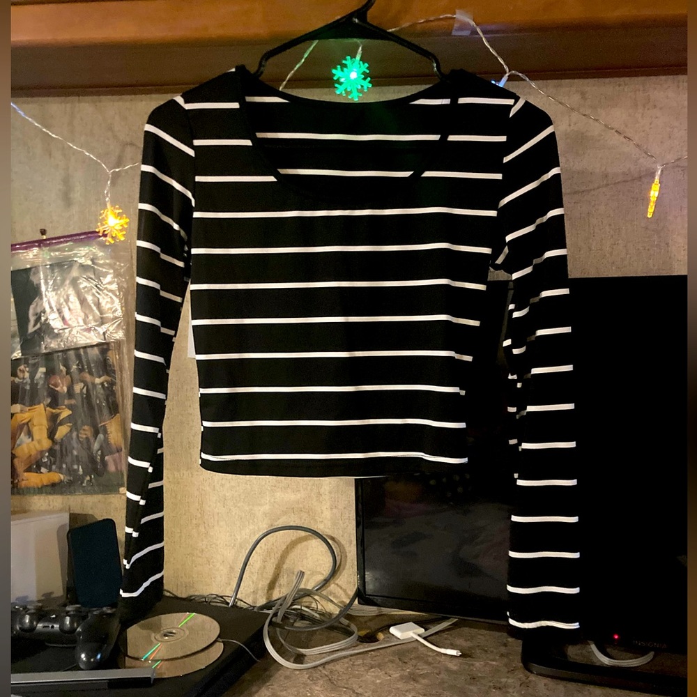Long sleeve black and white striped crop top